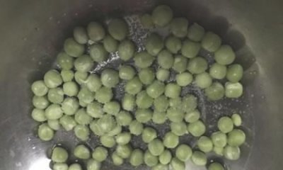 ​豌豆可以生吃吗，生豌豆有股酸味能炒熟吃吗？