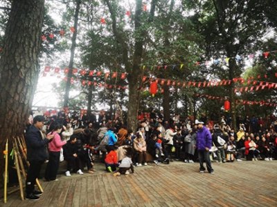 ​岜沙苗寨多彩民俗闹新春 年味浓浓人气旺