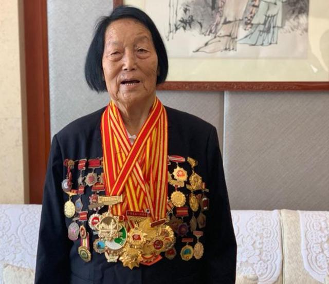 八名共和国勋章获得者简历（功勋八位共和国勋章获得者）(4)