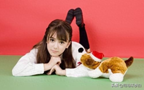 奥真奈美一一日意混血儿，比桥本环奈还要可爱，像娃娃一样