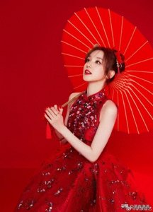 ​春日丽人 | 宋雨琦春晚红装造型展现了青春活力