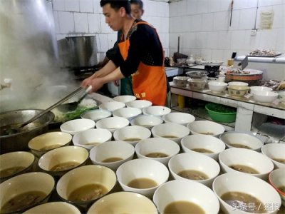 ​方城的烩面一锅能做40余碗，面滑、色香、味美、碗大