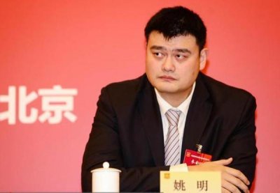 ​姚明8岁女儿近照曝光！身高1米6，把曾志伟比下去了