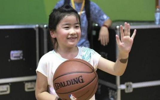 姚明8岁女儿近照曝光！身高1米6，把曾志伟比下去了