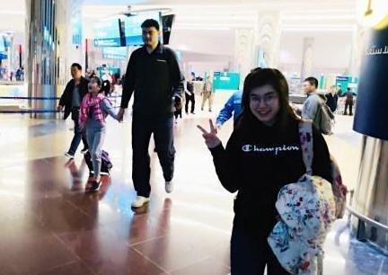 姚明8岁女儿近照曝光！身高1米6，把曾志伟比下去了