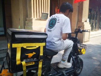 ​“十一”当天送餐忙：有外卖小哥跑一百多单！兼职大学生也能接四五十单