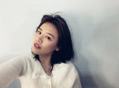 ​马思纯迎来32岁生日，晒母女二人合影，依旧甜美动人