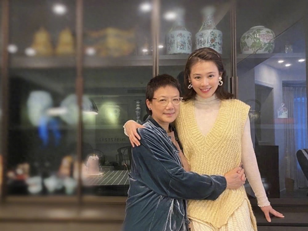 马思纯迎来32岁生日，晒母女二人合影，依旧甜美动人