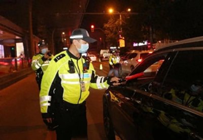 ​喝一瓶啤酒之后，要过多久才能开车上路？最好不低于这时间