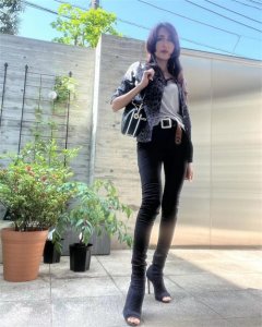 ​52岁工藤静香秀大长腿，镂空背部被吐槽松弛，女儿转发父母亲密照