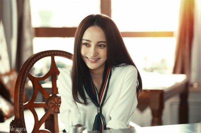 ​姚笛低调拍戏《生于70年代》，还是那么美！