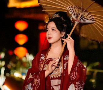 ​汉服文化：从古代礼仪的象征，到近代沉寂的瑰宝，终成当代的潮流