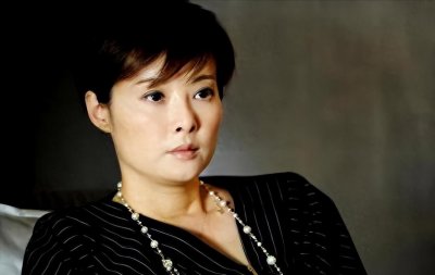 ​被曝精神分裂、腿上满是伤痕，三婚的袁立如今自食恶果