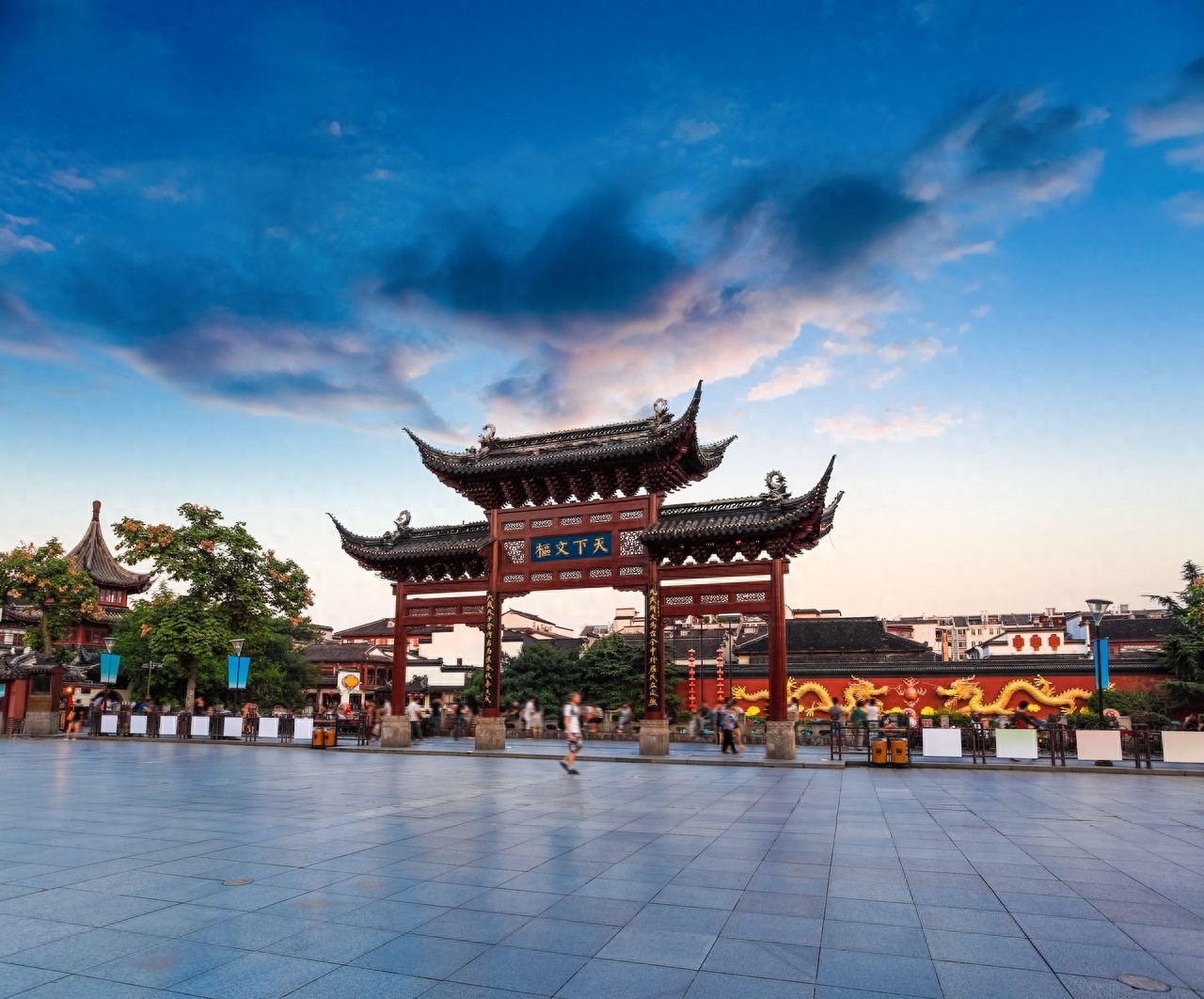 南京夫子庙是中国第一所国家最高学府，也是中国四大文庙