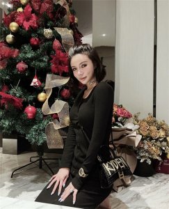 ​何猷君前女友办豪华过大礼仪式，金器彩礼堆满豪宅，二婚依旧高调