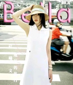 ​小S大女儿发育过猛！18岁穿吊带衫尽显凹凸身姿，腰臀比不输妈妈
