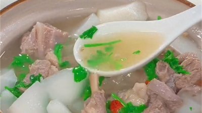 ​羊肉汤的做法，羊肉萝卜汤，既没有肉的腥膻味，汤还很清亮！
