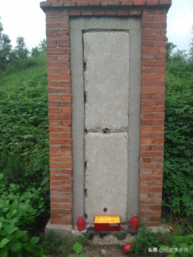 项羽墓地：跟身份完全不匹配，低矮坟冢前仅剩一块墓碑还断成两节