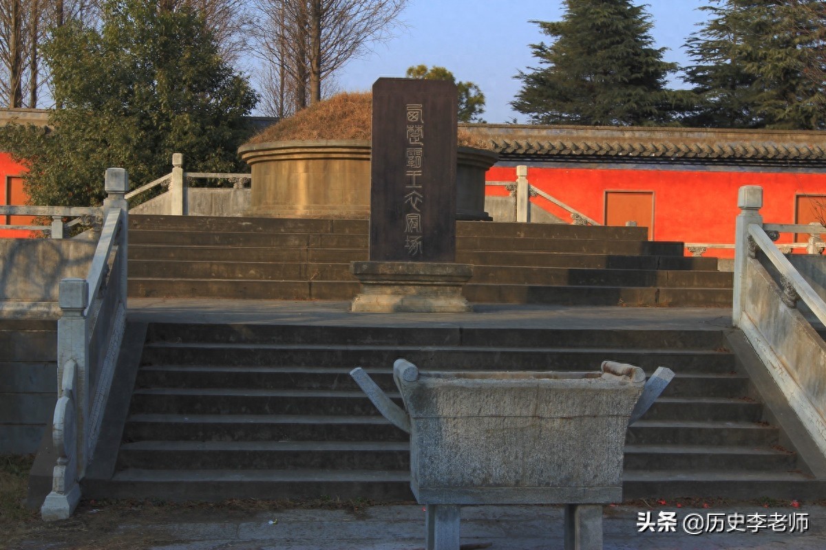 项羽墓地：跟身份完全不匹配，低矮坟冢前仅剩一块墓碑还断成两节