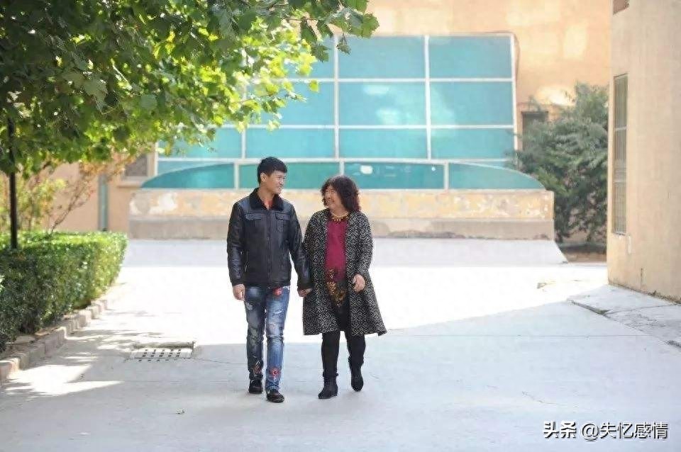 直击:28岁小伙和65岁大妈相爱结婚!同龄的婆婆的举动让人惊讶