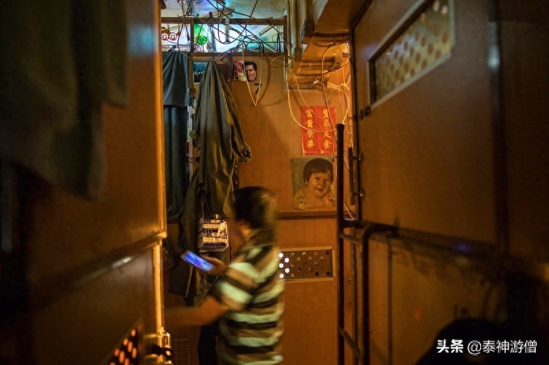 直击香港蜗居房实拍：厨房建在厕所里，杂物塞满不足3㎡空间
