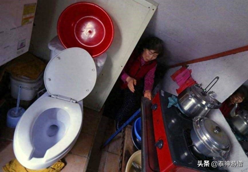 直击香港蜗居房实拍：厨房建在厕所里，杂物塞满不足3㎡空间