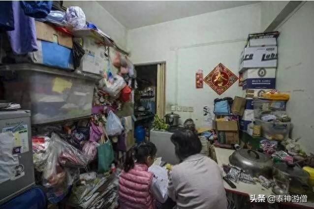 直击香港蜗居房实拍：厨房建在厕所里，杂物塞满不足3㎡空间