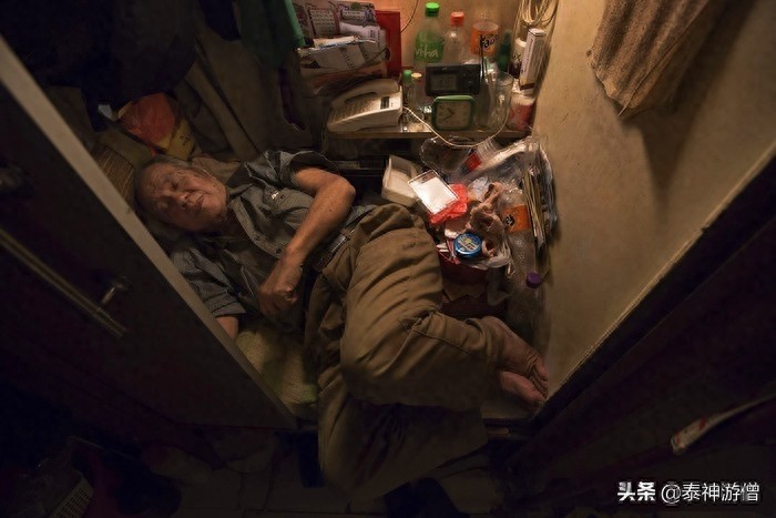 直击香港蜗居房实拍：厨房建在厕所里，杂物塞满不足3㎡空间