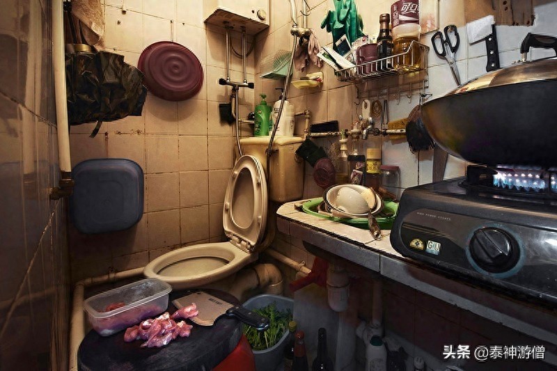 直击香港蜗居房实拍：厨房建在厕所里，杂物塞满不足3㎡空间