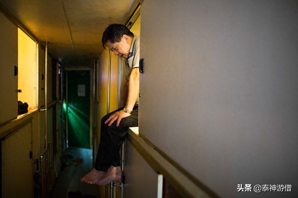 直击香港蜗居房实拍：厨房建在厕所里，杂物塞满不足3㎡空间
