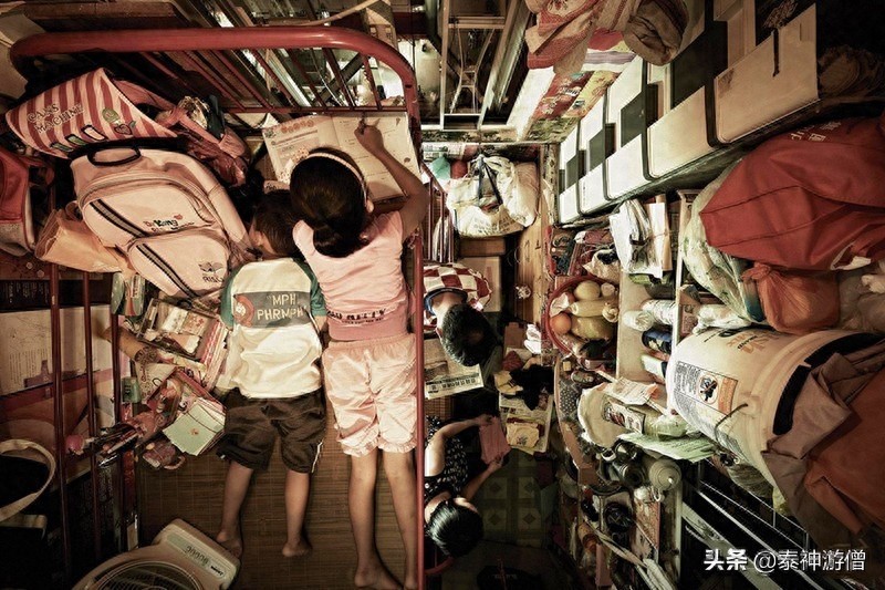 直击香港蜗居房实拍：厨房建在厕所里，杂物塞满不足3㎡空间