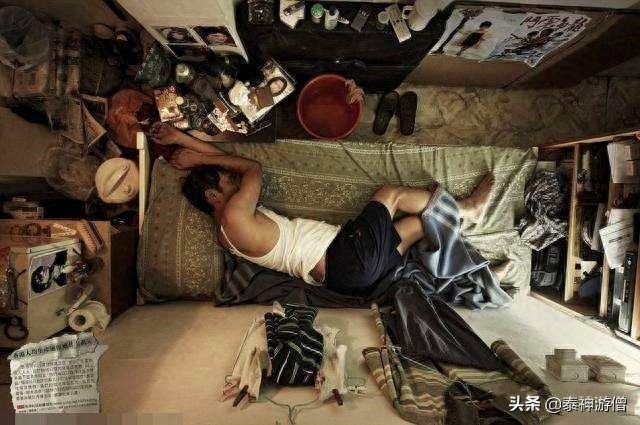 直击香港蜗居房实拍：厨房建在厕所里，杂物塞满不足3㎡空间
