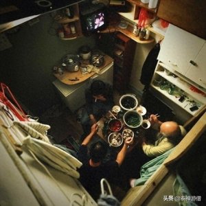 ​直击香港蜗居房实拍：厨房建在厕所里，杂物塞满不足3㎡空间