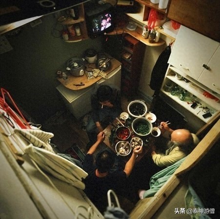直击香港蜗居房实拍：厨房建在厕所里，杂物塞满不足3㎡空间