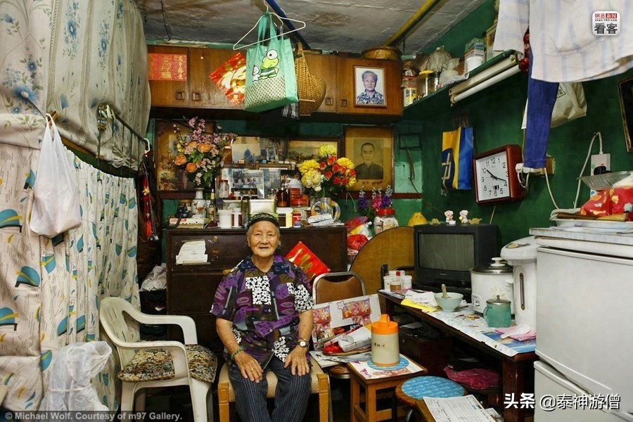 直击香港蜗居房实拍：厨房建在厕所里，杂物塞满不足3㎡空间