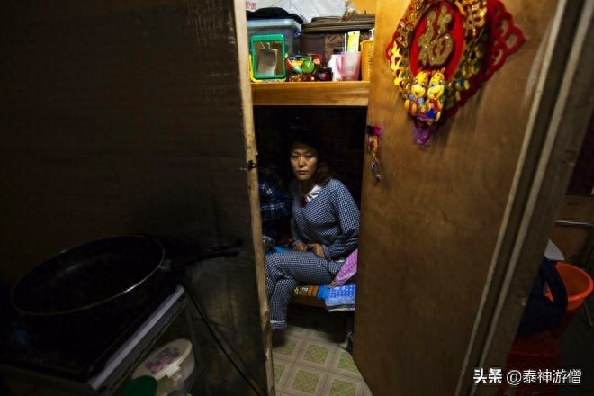 直击香港蜗居房实拍：厨房建在厕所里，杂物塞满不足3㎡空间