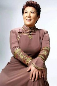​德德玛：离婚又再婚，儿子排斥继父，她将3个男人润滑成亲生父子