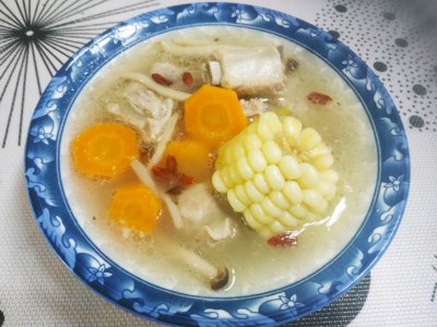 排骨汤的家常做法,汤鲜味美,清淡无油腻,排骨软嫩多汁