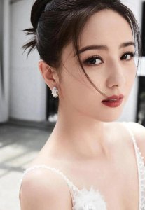 ​《佟丽娅：演艺路上的亮眼表现与多彩生活》