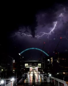 ​雷神来了｜谁让英国一天内被闪电劈了6万次？