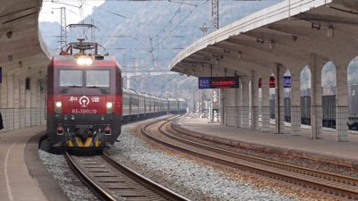 ​首班春运列车到站  兴义火车站开起春运模式