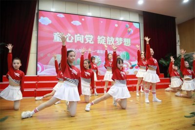 ​大雁塔小学举行庆“六一”表彰大会暨入队仪式