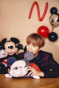 陈立农金发造型青春帅气 与米奇合影满满童真趣味