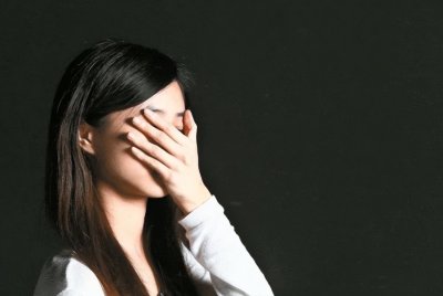 ​美女大学校花被黑车司机侵犯，期间主动配合，笑称：怎么样都行！