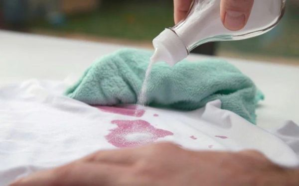 衣服上染上葡萄酒怎么办