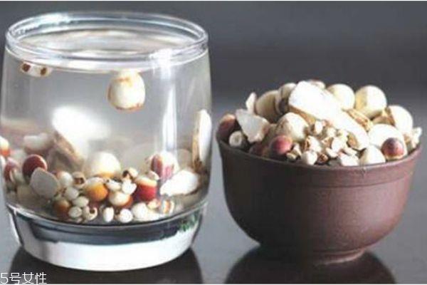 红豆薏米和什么搭配好 喝薏米红豆水最佳时间 红豆薏米和什么搭配好 喝薏米红豆水最佳时间