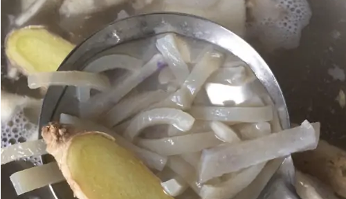 皮冻的熬制方法,猪皮冻怎么熬制好吃图1