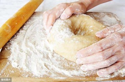 ​低筋面粉和高筋面粉有什么区别吗（低筋面粉和普通面粉的区别）