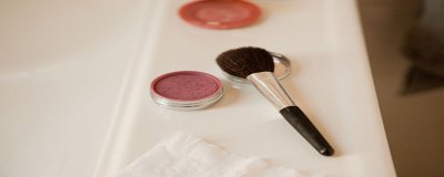 ​胭脂水粉指的是什么意思