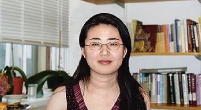28岁哈佛才女田晓菲，为了留在美国不惜嫁给52岁导师，如今怎样？